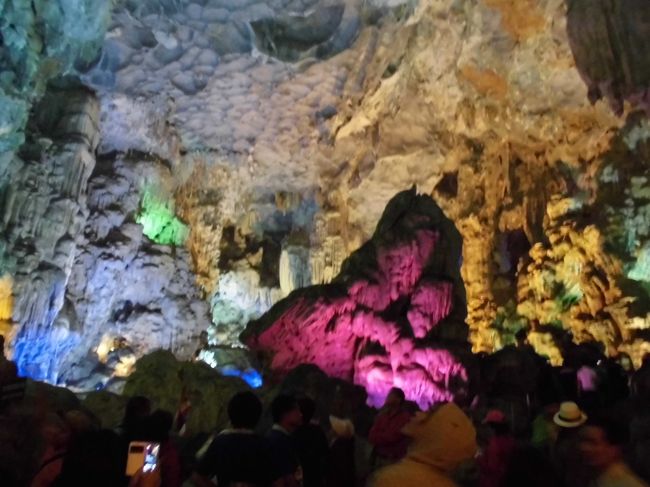 鍾乳洞の中は以外に広くライトアップで色とりどりです。