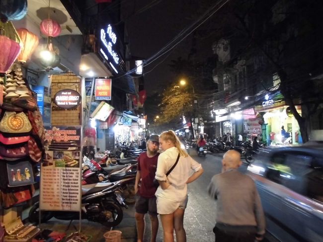 歩道はバイク駐車でとても歩き難い。