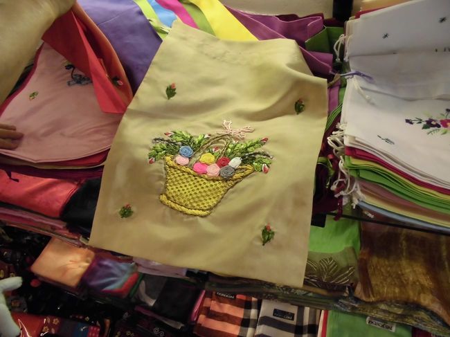 刺繍入り靴袋。１つ１ドル。<br />爆買しました。