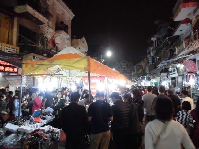 夜市。歩行者天国の入口。<br />ハンダオ（Hanng Dau St)通り。