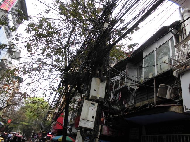 ごちゃごちゃした電線。