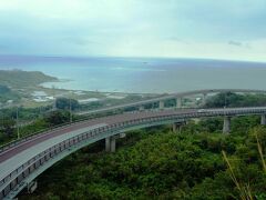 会いたかったよ
ニライ橋カナイ橋

さっき、車を停めた場所から２００メートルくらいR86を進むとニライ橋カナイ橋
なのですが、その直前で橋と海を一望できるスポットなのです。

雨降った直後なので、空と海の色がイマイチだなあ(+o+)