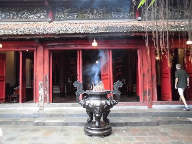 正殿（得月樓）<br />英雄　チャン・フン・ダオが祀られている。