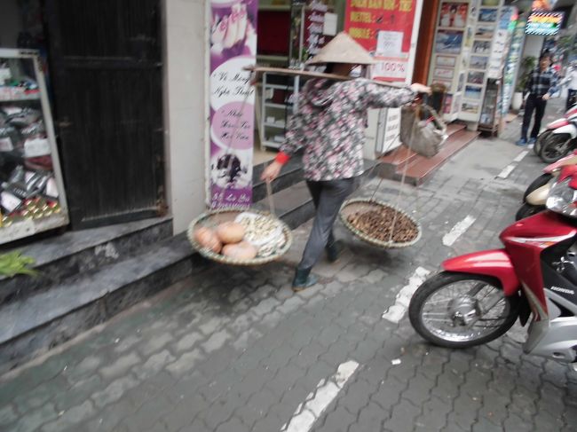 天秤棒担いだ女性によく会います。<br />ベトナムに来た感じです。