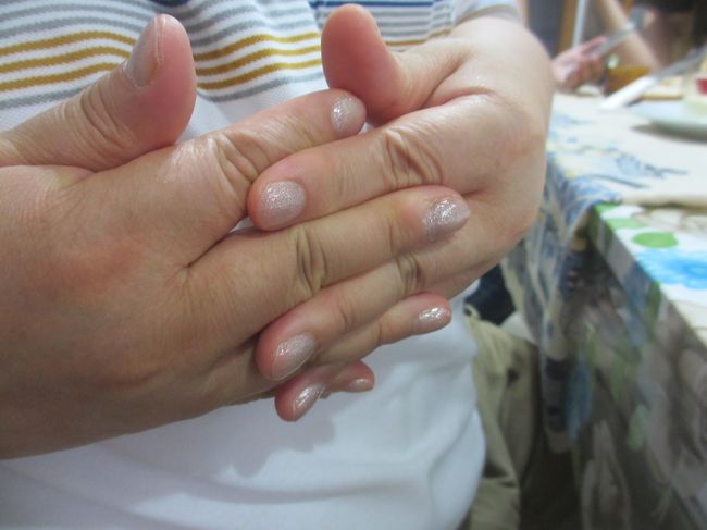 親戚宅の女の子にネイルをして貰った<br />　キラキラを塗って貰ったあとマルガリーダのシール<br /><br />家に帰ってから嫁さんに見付かって強制削除命令！