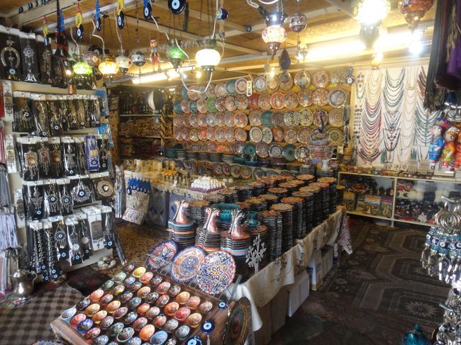 お土産やを覗く。やっぱりトルコって言ったら陶器だよなぁ。かわいいので見ているだけでも楽しい。