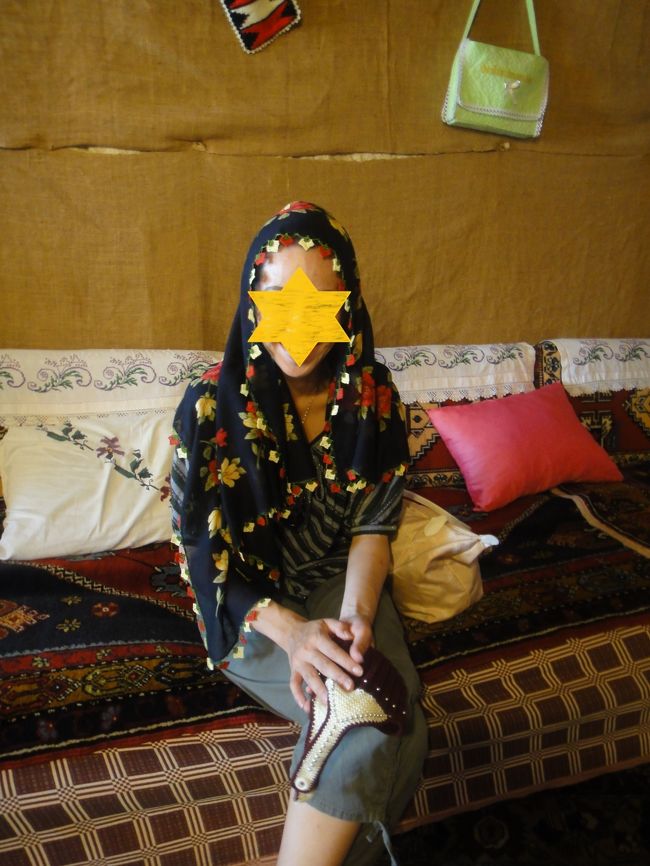 私が被っているスカーフの端にくっついてるのが、オヤと言われているレースやビーズを使って編むトルコの伝統的な手芸飾りらしい。手に持っているのは一応手編みの靴下である。こんなのもあるよ。とか紹介してくれるが、結局買わせるためか？と思ってしまう。<br />何か質問とかあれば聞いて下さい。とも言われるが２組共、大した質問も思い浮かばずに終了となる。<br />