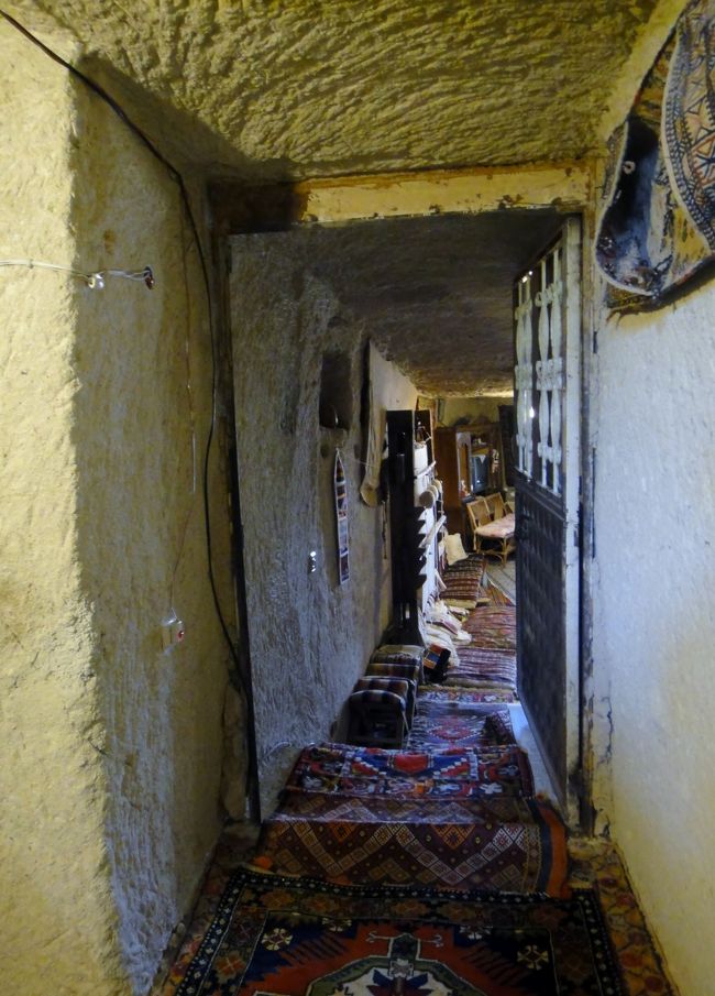 洞窟内にお邪魔してチャイをいただく。