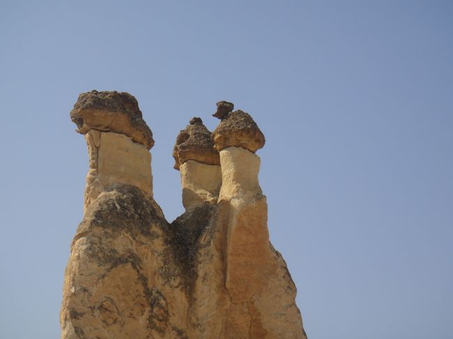 右上にちょこんとくっついている岩なぞは、そのうち落ちてしまうであろう。