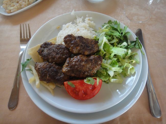 このランチで親子が同県民である事が判明し、しばし話がはずむ。この親子、娘より母親が若くとても可愛らしかった。