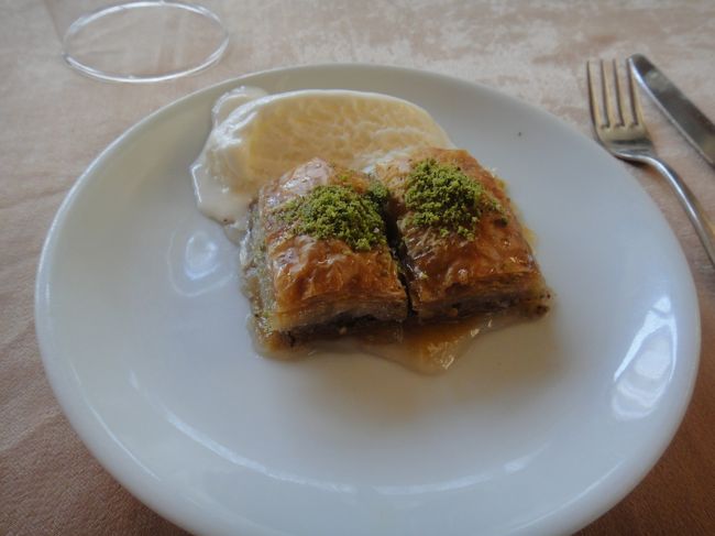 そして何と言っても最後に出て来たこのバクラバァとトルコアイス添え。このバクラヴァがものすごーく甘いのだ。歯が溶けるかと思う位。そりゃそうか、シロップにどっぷり漬けているのだから。<br />このバクラヴァも以前に食した事があり、その時はこんなにどっぷりとは甘くないタイプだった。ロクムよりはマシと思った位だったが、さすが本場だ。おかげでトルコアイスがより美味しく感じた。バクラヴァはもう２度と食べる事はないだろう。