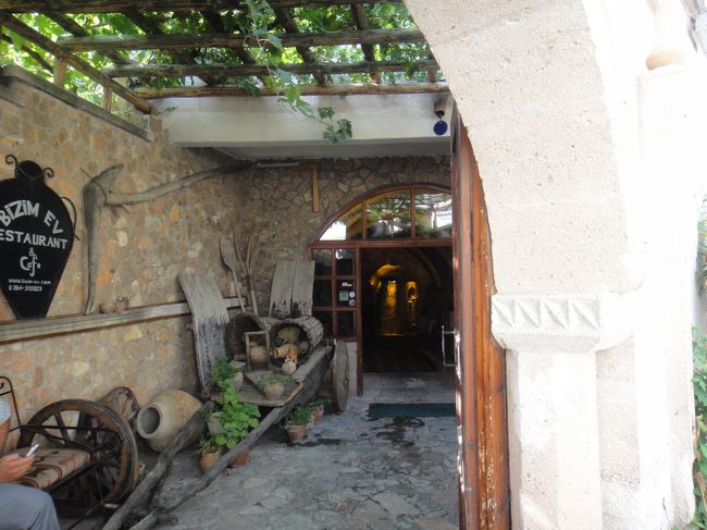 そしてこのレストランで遅めのランチ。本当ならもっと前にランチの予定だったのであろうが、ガイドのおじさんのおかげ？！でその辺に植えてある野菜をかなり食べていたし、チャイも飲んでいたので２組共お腹が空いていなかった。だからランチタイムをずらしてもらったのだ。<br />