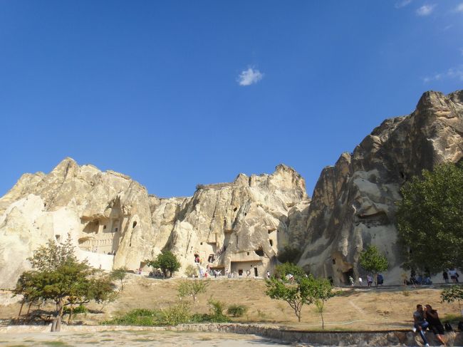 その後ギョレメ野外博物館へ行く。文字通り野外なので熱い。敷地内にはいくつかの教会があり、内部にはフレスコ画が残っているのだが撮影不可の為に写真はない。