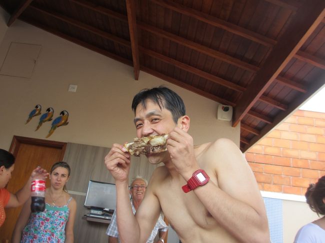 当然シュハスコをしながらね<br />　一番美味しい骨の周りに齧り付く