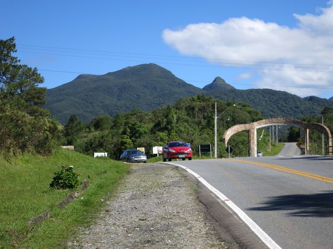 山が見えてきました。これらの山はリオ州から続く、海岸山脈（Serra do Mar）の一部です。