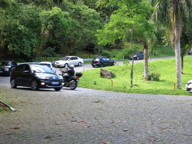 道路は石畳で、クニャクニャしています。