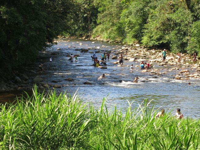 更にモヘッテス方面に走っていくと、川遊びしている人達が大勢います。