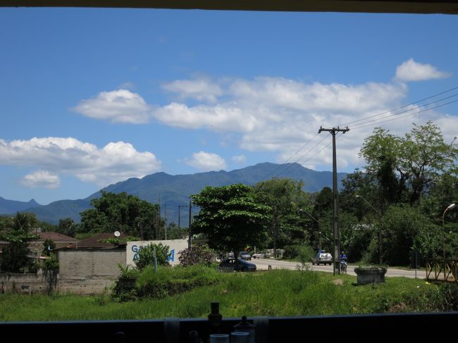 モヘッテスからの山の眺め<br /><br />ところでグラシオサ街道を通ると、BR-277にある料金所を迂回することができます。最近道路の料金が高額になっていますが、通行料金と時間・燃料代を比較したら、節約できているのでしょうかね？。<br />