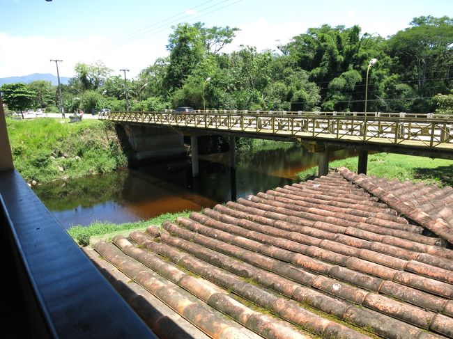 川の水は赤茶けていますが、自然の色だそうです。マルンビ川（Marumbi）と言うそうです。
