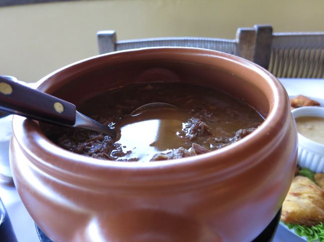 お腹が空いたので、モヘッテスのレストランに入ります。パラナ州沿岸部の郷土料理であるバヘアード（Barreado）を頂きます。バヘアードは牛肉を長時間煮込んだ料理です。