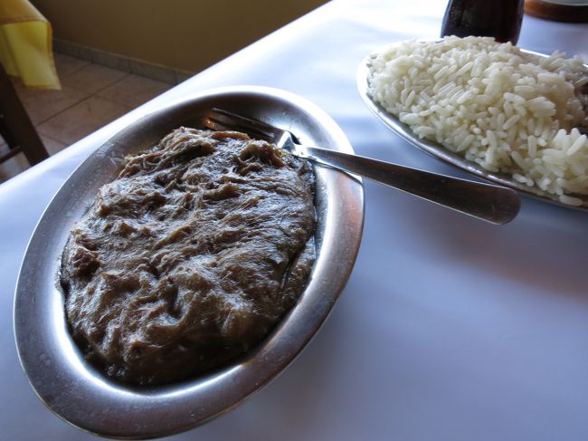 バヘアードはマンジョッカ（キャッサバの粉）と良く捏ねてから、ご飯と頂きますが、既に捏ねてあるバヘアードが用意されていました。