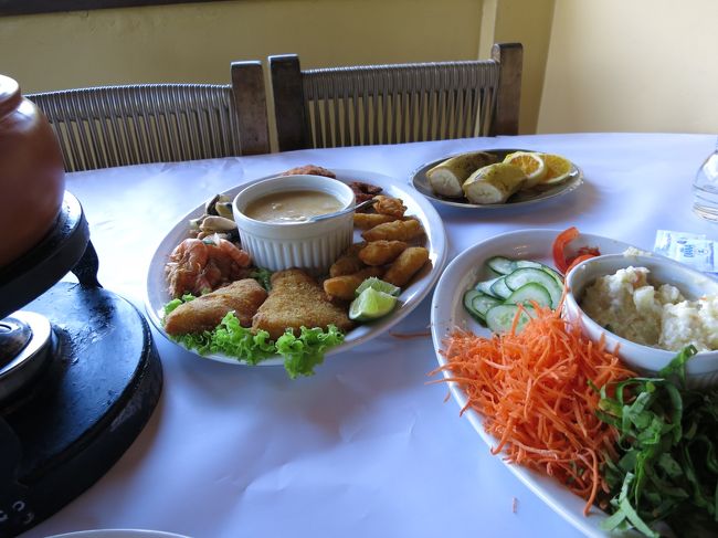 一緒に付け合わせが出てきますが、バヘアードだけでも食べきるのは難しいです。これで３０レアル台（１０００〜１５００円）です。<br /><br />バヘアードの伝統的な作り方の動画が公開されています。<br />https://youtu.be/w0jnqxXRaJo<br /><br />作るのに半日以上掛かるそうです。普通の鍋で作れば大体２時間程度だそうです。<br /><br />動画の 16:10 あたりで、バヘアードとマンジョッカを混ぜで皿を裏返しますが、良く混ぜたかテストを兼ねた定番の冗談ですね。