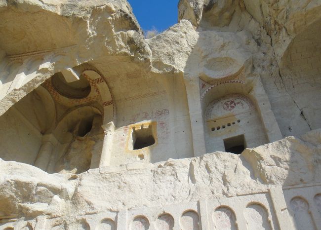 教会の外壁画も色が残っている。