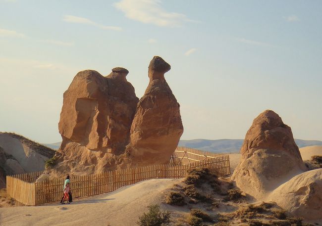 最後にデベレントにあるラクダ岩を見学。近くまで行っても良いと言われたが、何せ我々は成田から乗り継いでそのまま来た為、少々グッタリ気味。ズームで撮影。なるほど、ラクダであった。
