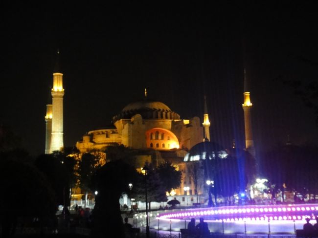 アヤソフィア。全景を撮影すると右下の怪しい色の光が入ってしまった。<br />