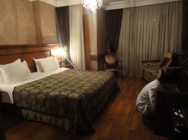 イスタンブールのホテル選びには非常に苦労した。何しろホテルの数が多いからだ。新市街には有名ホテルが集まっているが、滞在日数の少ない我々は観光名所が集まっている旧市街にできるだけ近い場所を選んだ。<br />部屋のクラスは５段階あり、ホテルのＨＰ写真なども参考にし、真ん中のクラスを予約した。<br />喫煙者なのでどうしてもバルコニー付きの部屋がよかったのだ。一番クラスが下だと地下なんて事もあるらしい。ソファーもあり、スーツケースも２つ広げられる広さはあった。水回り等はやや古めだがお湯の出は特に問題なし。<br /><br />早速歩いて夜景の写真を撮りに行く。