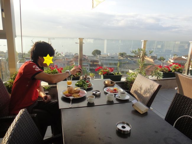 ２日目。ホテルの朝食はマルマラ湾を眺める屋上で。