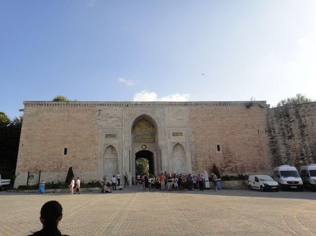 混むであろうトプカプ宮殿へ少し早めの開館前に行く。<br />