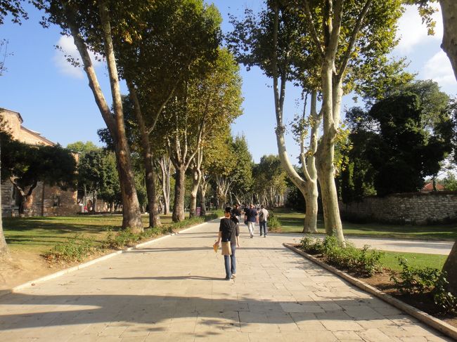 イスタンブールは世界屈指の観光都市。そして観光シーズン中。入場観光する施設のチケット購入に１時間並ぶ事もある。と聞いていたので、ミュージアムパスを３日券を購入する事にした。パスには３日と５日券があり、入場観光できる施設が５日券の方が多い。１施設１回限りの利用のみらしい。