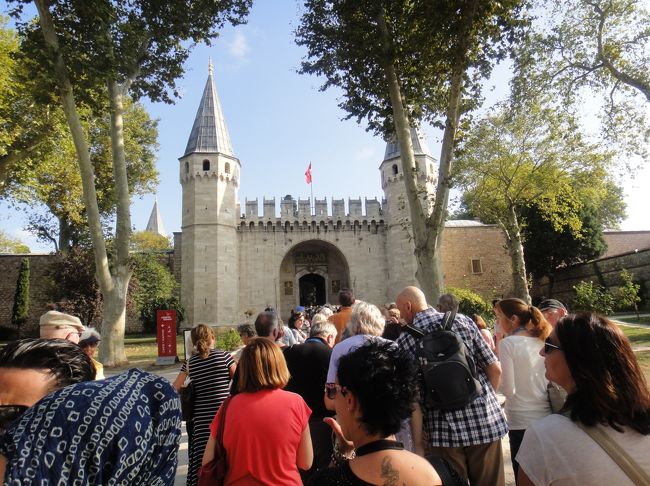 チケット購入後、開館を待つ人の列。うぎゃー。朝一でこれかぁ。<br />