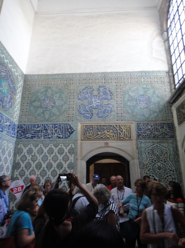 入ってすぐの部屋。とても入り組んだつくり。イズニックタイルがキレイだ。しかし各部屋はそんなに大きくないので観光客でわちゃわちゃしてる(笑)