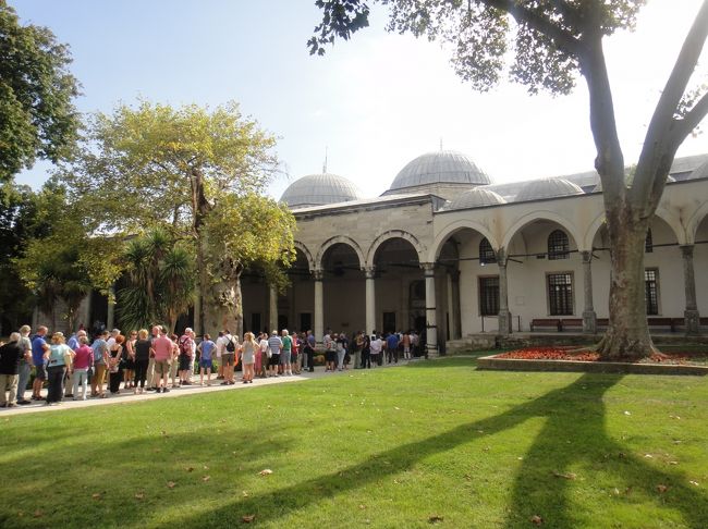 その後宝物館へ行く。すでに行列になっているがそれに並ぶ。<br />残念ながら内部は撮影禁止となっていた。あまりにも宝石が大きすぎて偽物かとおもう程だった。<br />それにしても我々もそうだが、観光客の多い事ったらない。団体ツアーもアジア人から欧米人まで非常に多かった。