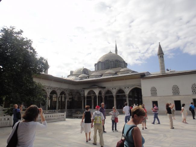 ここは宮殿の一番奥の第四庭園と言われている中庭で金角湾、ボスポラス海峡、マルマラ湾に面していて景色が良い。<br />