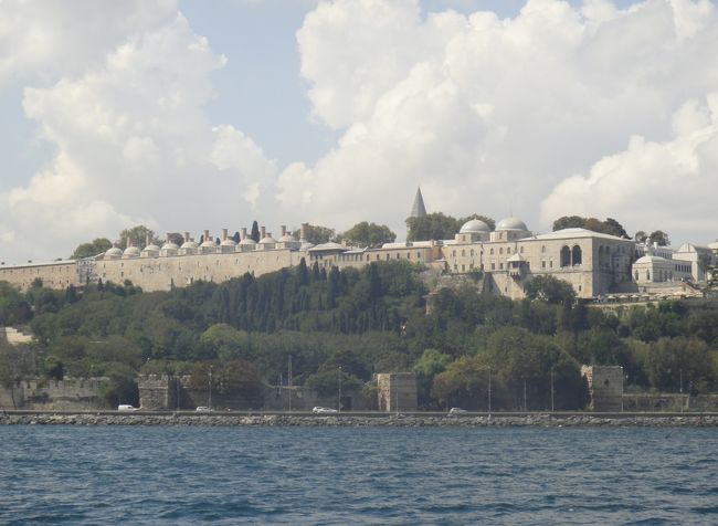 ボスポラス海峡クルーズなどのツアーもあるが、私達にはのんびりクルーズしている時間はない。なので一般の人にまじってエミノニュのフェリー乗り場からアジア側に渡る。夜の方がきれいかも。<br /><br />フェリーから見るトプカプ宮殿