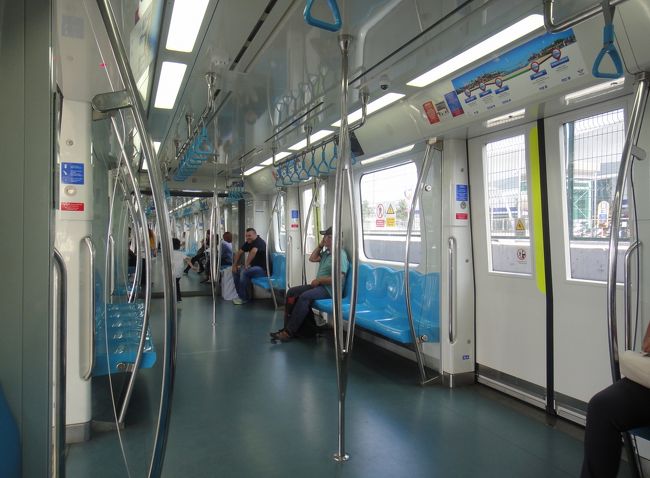 アジア側のカドキョイまで渡ったが、さほど見るものはないので、地下鉄と、昨年開通したばかりで、日本の建設会社もつくったというマルマライを乗り継いでシルケジ駅まで戻る。