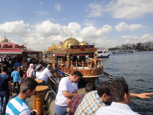 戻ってきた我々はこの辺りで有名なサバサンドを食べる。本来サバは二人とも好きではないので、１つだけ買ってみる事にした。それにしてもすごい人。<br />じゃんじゃんサバを焼いているので、その匂いにつられて購入する人も多いであろう。