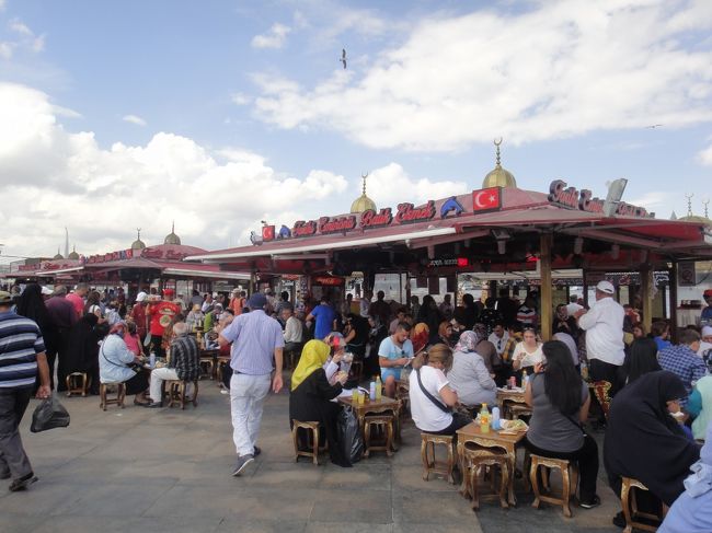 混んでいても席数はそれなりにあるので席はすぐ空くし、決してキレイとは言えない階段等に座って食べている人も多かった。