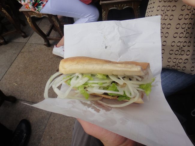 これがその有名なサバサンドである。雑だなー。特に味付けはされておらず、テーブル上にある塩とレモン汁で自分で味付けをして食べる。まぁこんなもんか。