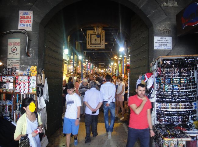 サバサンドを食べ終わったら、すぐ近くにあるエジプシャンバザールに行く事にした。こちらは別名スパイススークと言われているらしい。