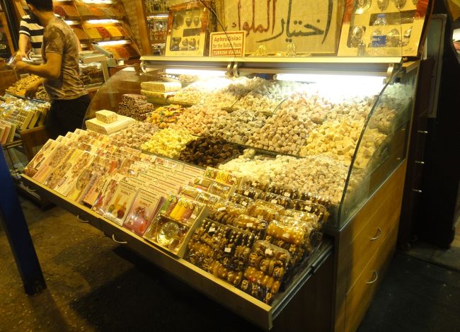 ドライフルーツやロクムの種類が多い。