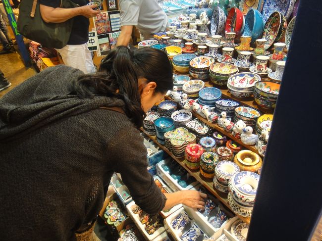 私は食品よりも陶器の方が気になる。<br />チャイグラス等も店によって置いてあるデザインが違っていた。１周し、日数も限られているので、ガイドブックに載っている店で欲しい物を買う事にした。鮮やかな色の陶器はその色を出すために鉛が入っている。なので食用皿には使えないと言われた。危うく購入してしまう所だった。<br />ここでチャイセットや飾り用のセマーの皿などを購入する。どのガイドブックを見たのか聞かれ、これは店頭と掲載価格は違うが掲載会社との間で掲載価格に合わせる約束をしていると言われ、安くなった。実際、私の買った物を他の欧米人が購入していたが、値札通りの価格で買っていた。