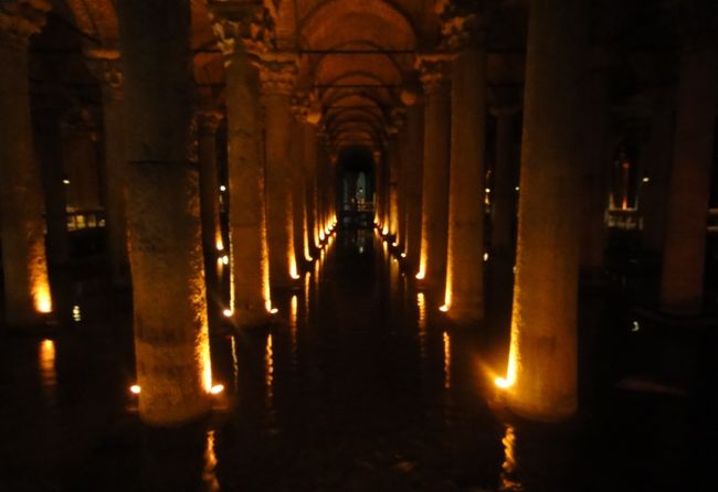 ここの水は宮殿まで続いているのだとか。