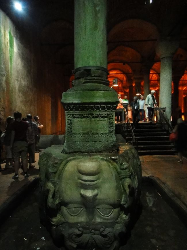 地下宮殿メインのメデューサの像。