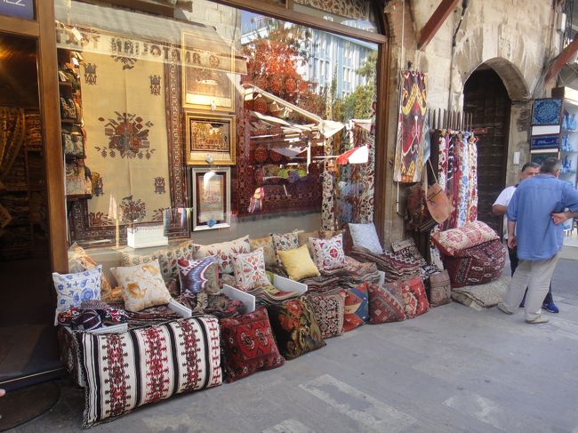 少し歩き疲れたのでホテルで小休憩しようと向かう途中にある小さなバザール。<br />やはり織物などのお店が多かったかな。