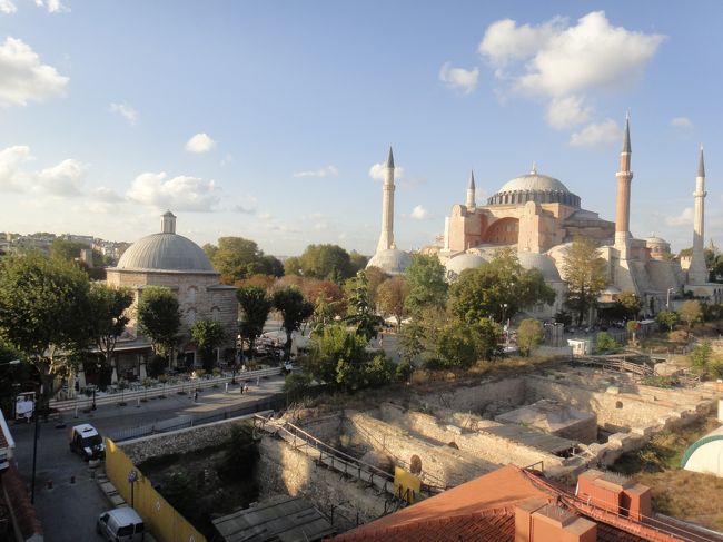 その後、屋上からの景色が有名なセブンヒルズホテルのレストランへ行く。<br />なる程、ブルーモスク・アヤソフィアが見え絶景である。<br />我々はやや中途半端な１７時半頃プラっと訪問したのだが、夜景観賞を考えている方は予約した方が良い。本当は日没の夜景までネバろうかと思ったのだが、風が出てきて寒くていられない。となり、退席する事になった。上着を持参する事をお勧めする。