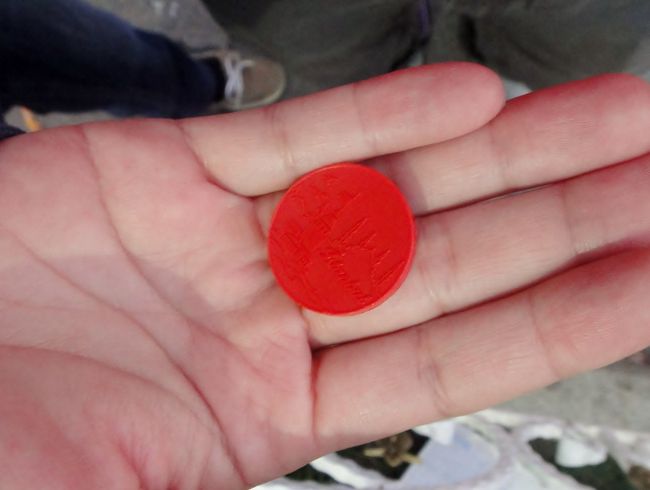 夜の新市街を散策するべくトラムに乗り、カバタシュまで行く。<br />これがトラムのチケット。プラスチックのおもちゃみたい。